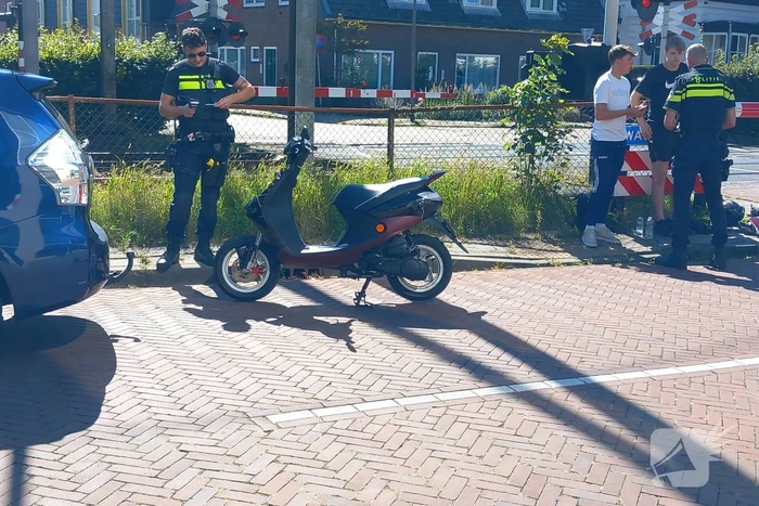 Automobilist ziet scooterrijder over het hoofd