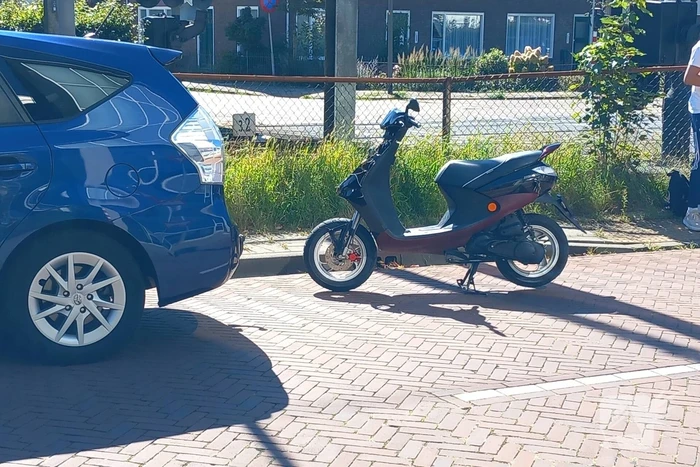 Automobilist ziet scooterrijder over het hoofd