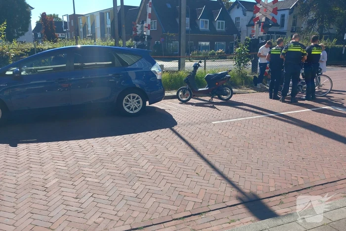 Automobilist ziet scooterrijder over het hoofd