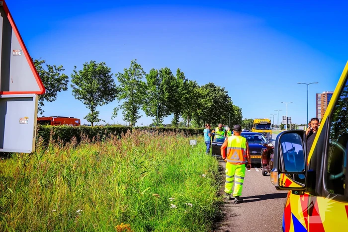 Auto belandt in bosschage bij botsing