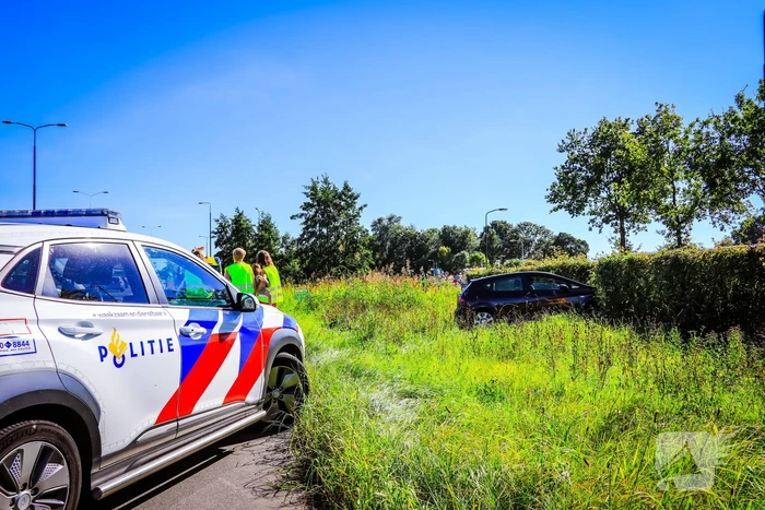 Auto belandt in bosschage bij botsing