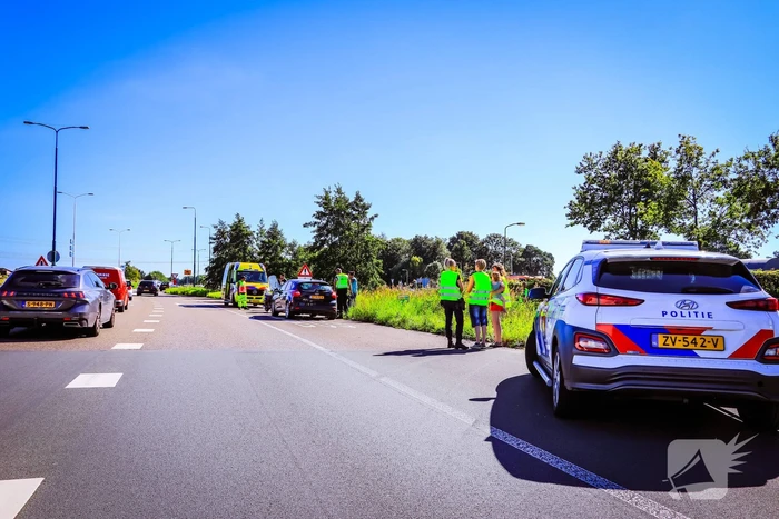 Auto belandt in bosschage bij botsing