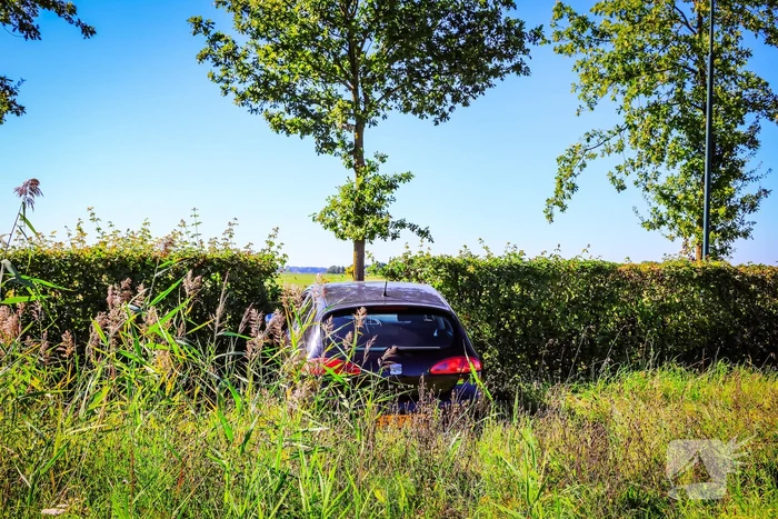 Auto belandt in bosschage bij botsing