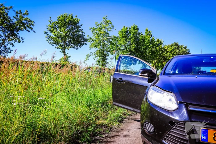 Auto belandt in bosschage bij botsing