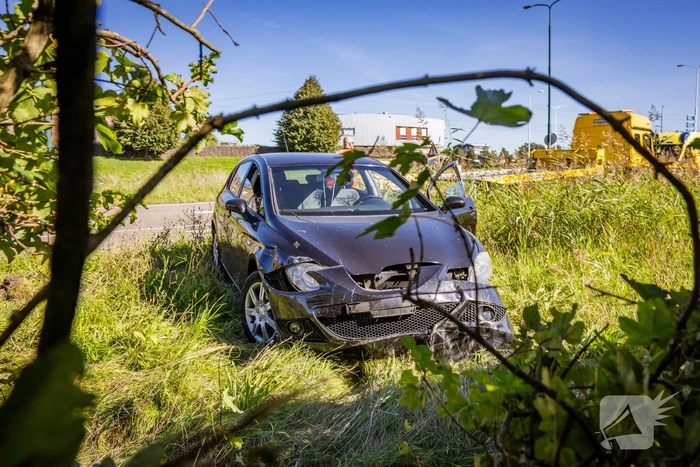 Auto belandt in bosschage bij botsing