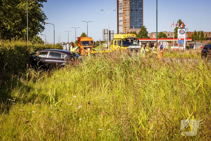 Auto belandt in bosschage bij botsing