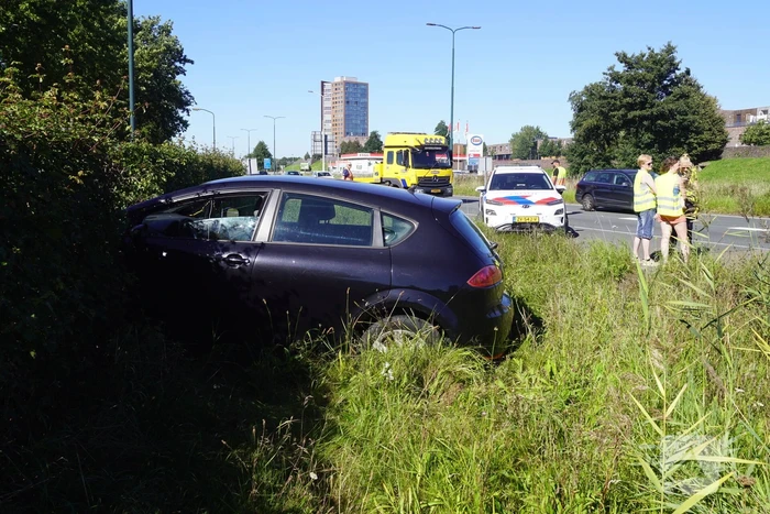 Auto belandt in bosschage bij botsing