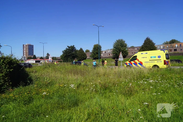 Auto belandt in bosschage bij botsing