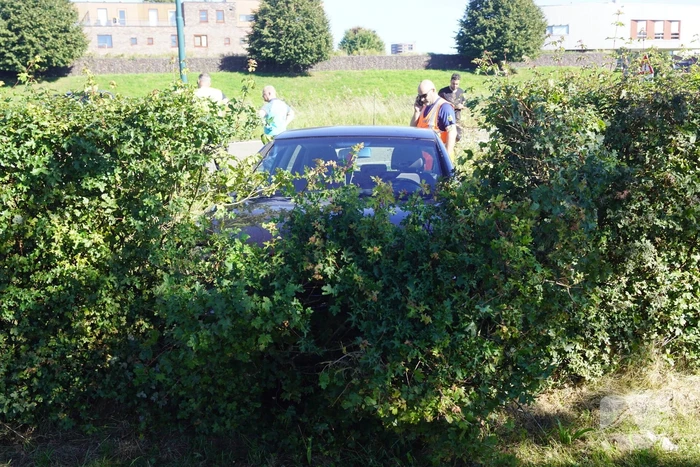 Auto belandt in bosschage bij botsing