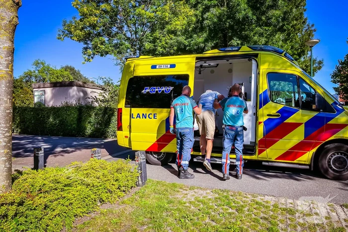 Man op fiets botst op auto