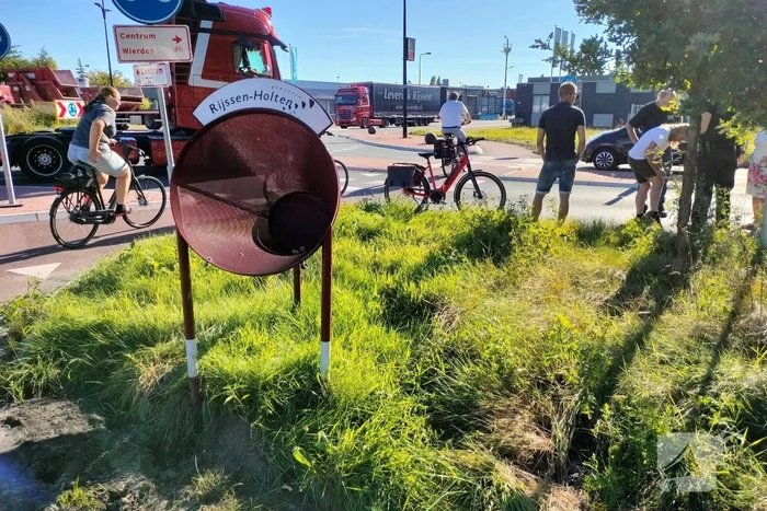 Fietser en automobilist in botsing op rotonde