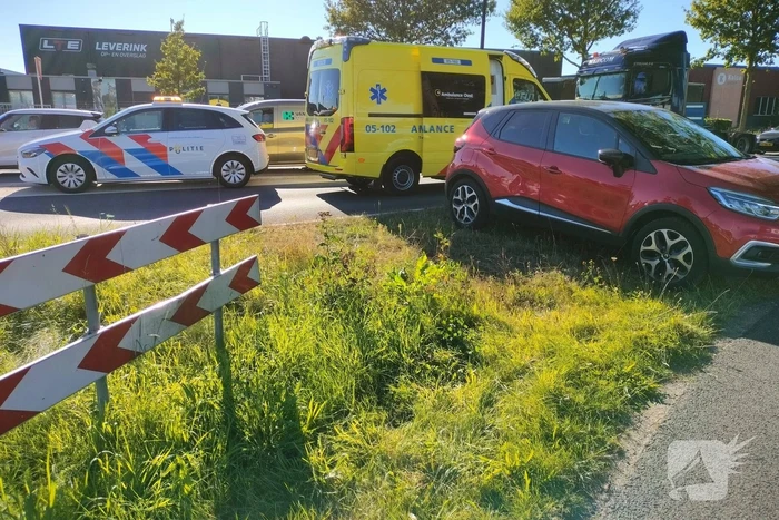 Fietser en automobilist in botsing op rotonde