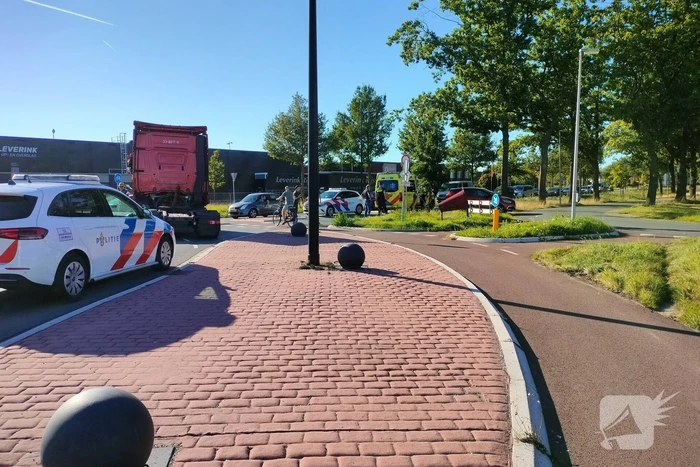 Fietser en automobilist in botsing op rotonde