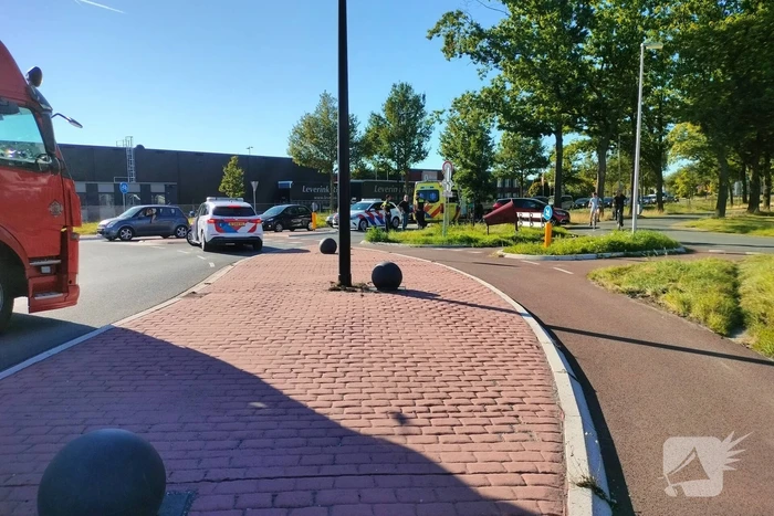 Fietser en automobilist in botsing op rotonde