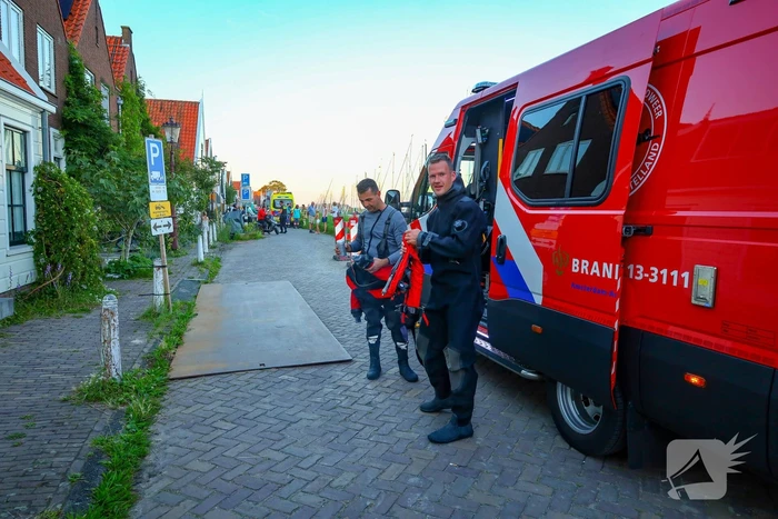 Persoon met boot uit water gered