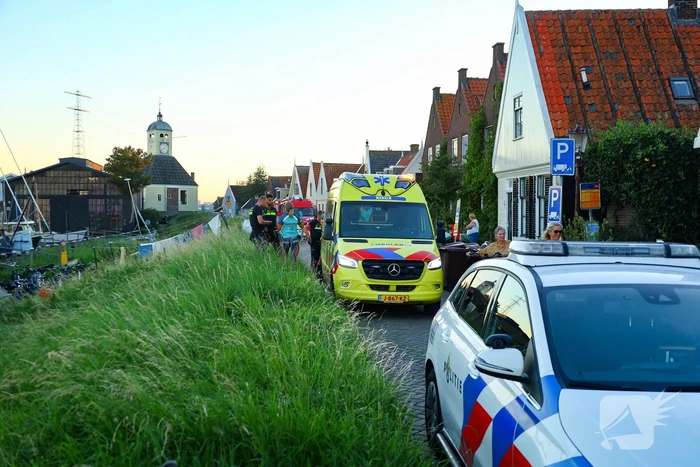 Persoon met boot uit water gered