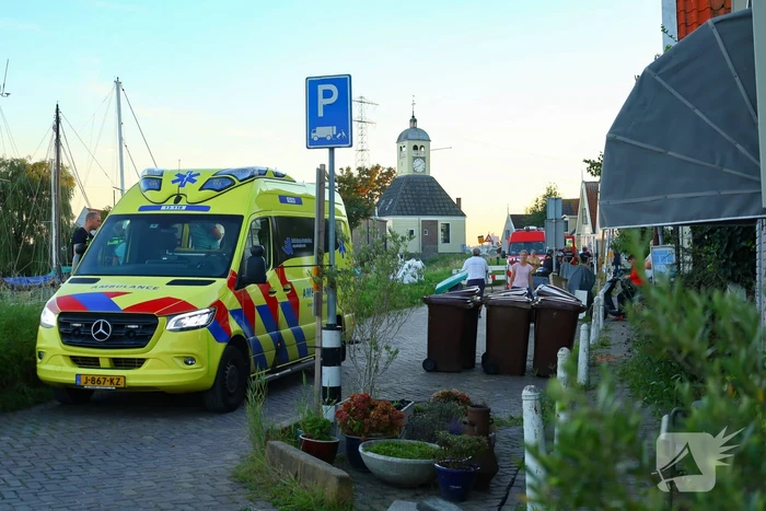 Persoon met boot uit water gered
