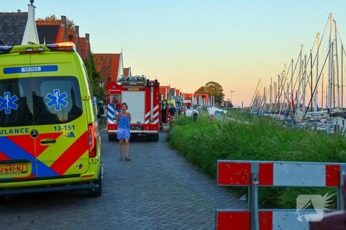 Persoon met boot uit water gered
