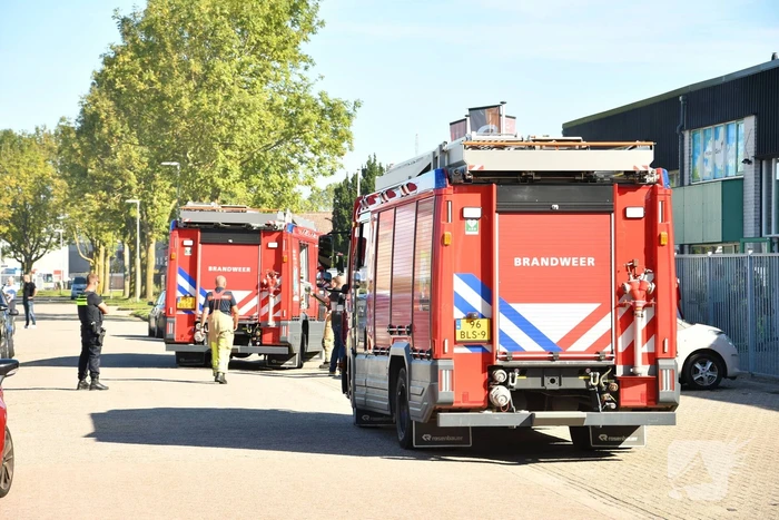 Brandweer ventilerend bedrijfspand van koffiebranderij