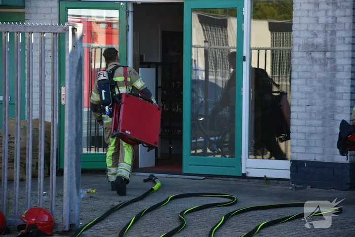 Brandweer ventilerend bedrijfspand van koffiebranderij