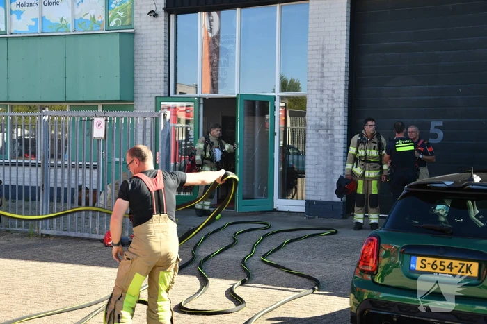 Brandweer ventilerend bedrijfspand van koffiebranderij