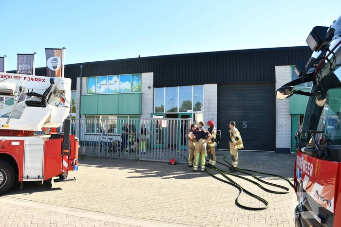 Brandweer ventilerend bedrijfspand van koffiebranderij