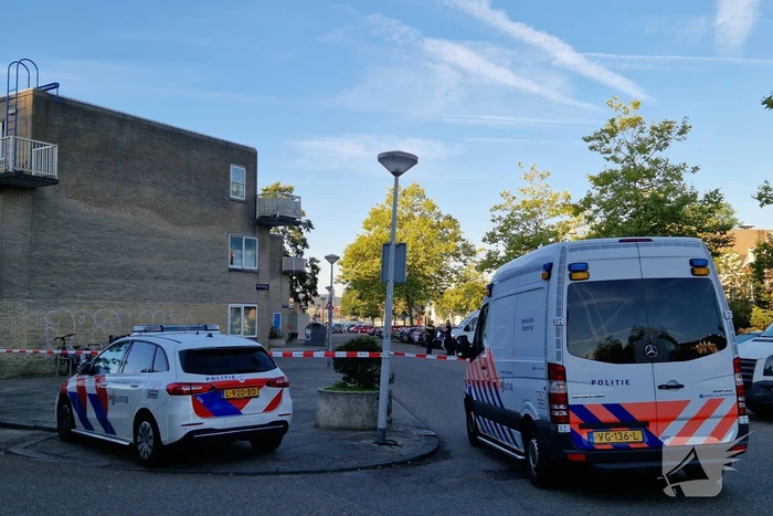 Weer deur van woning weggeblazen