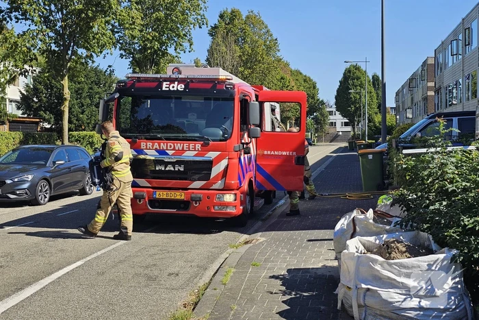 Schutting tussen woningen vliegt in brand