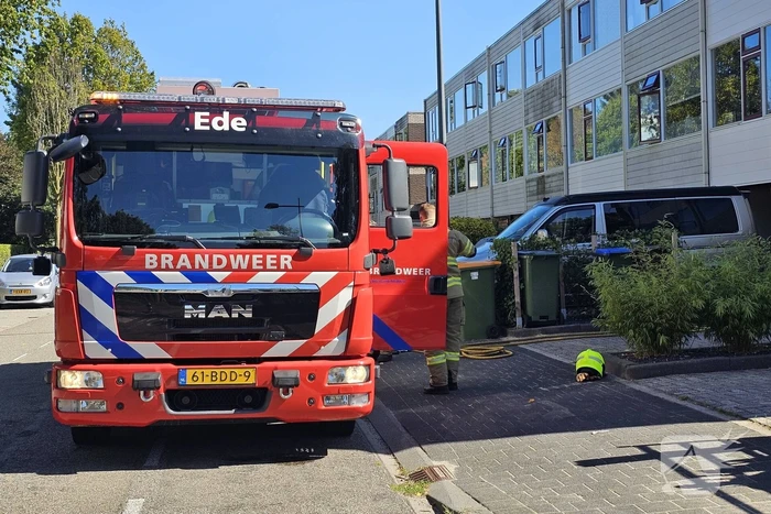 Schutting tussen woningen vliegt in brand