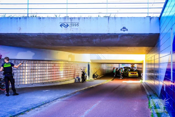 Man valt van fiets in fietstunnel