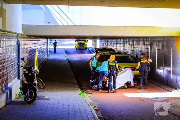 Man valt van fiets in fietstunnel