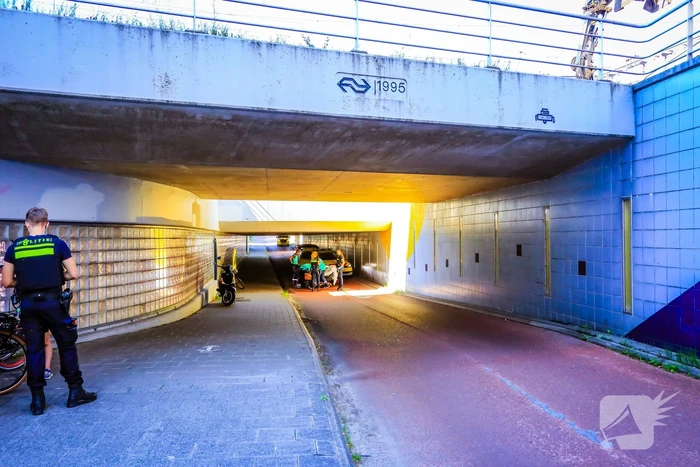Man valt van fiets in fietstunnel