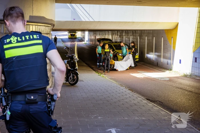 Man valt van fiets in fietstunnel