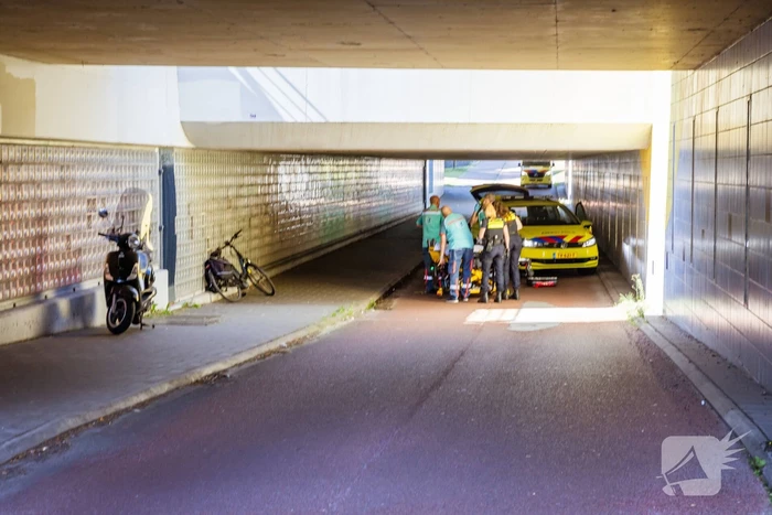 Man valt van fiets in fietstunnel
