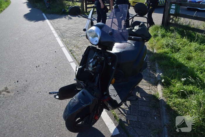 Veel schade na aanrijding tussen scooter en auto