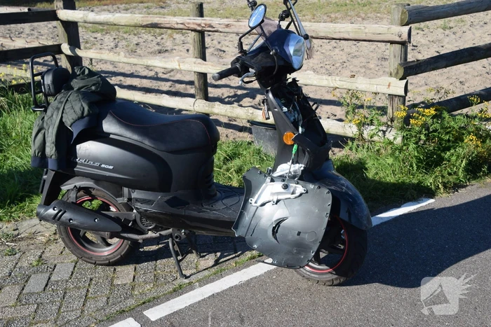 Veel schade na aanrijding tussen scooter en auto