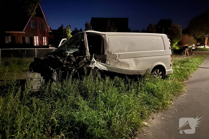 Ravage na aanrijding tussen bus en tractor