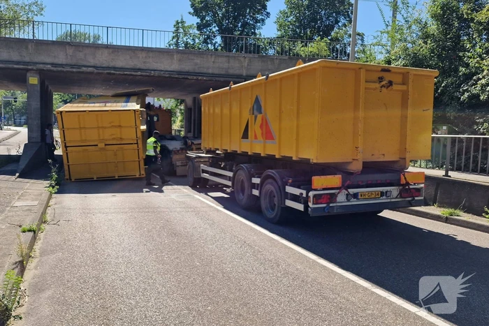 Vrachtwagen in botsing met viaduct