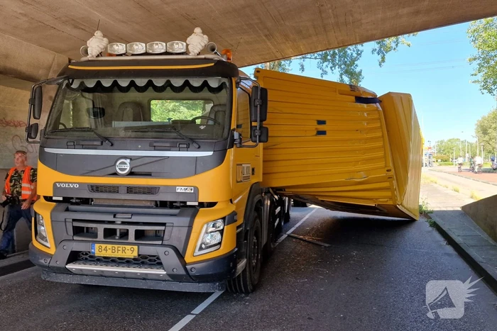 Vrachtwagen in botsing met viaduct