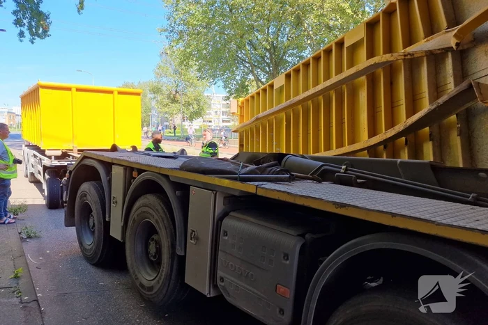 Vrachtwagen in botsing met viaduct