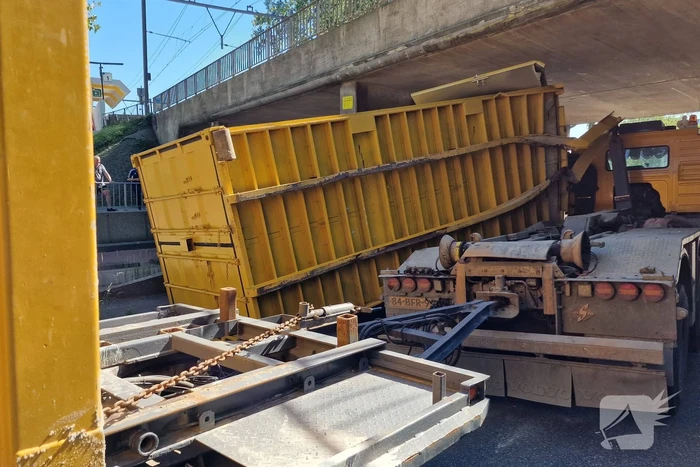 Vrachtwagen in botsing met viaduct