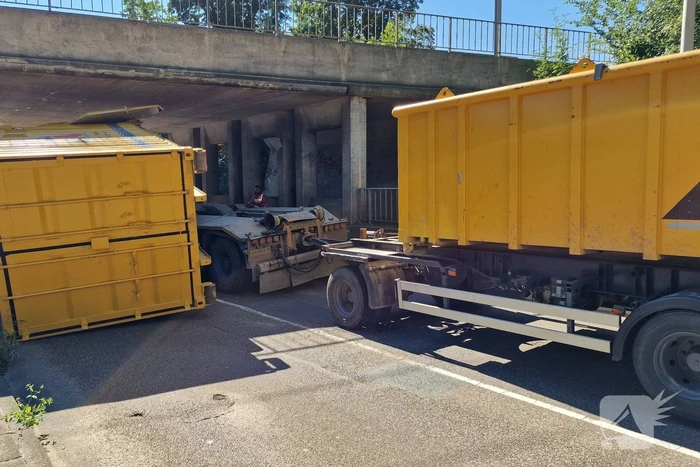 Vrachtwagen in botsing met viaduct