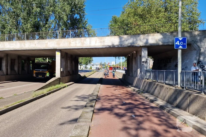 Vrachtwagen in botsing met viaduct