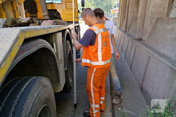 Vrachtwagen in botsing met viaduct