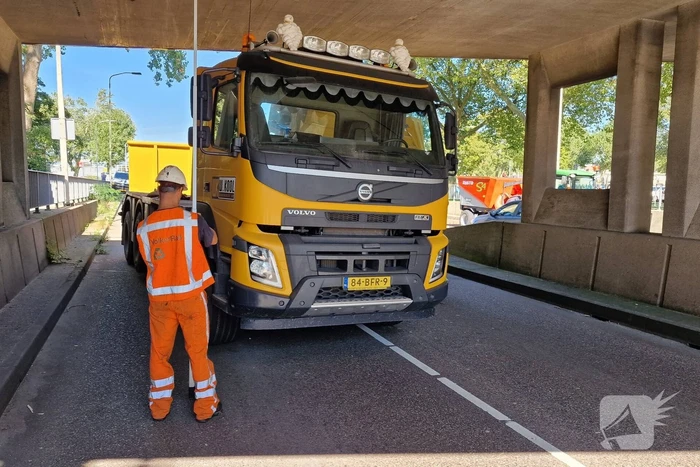 Vrachtwagen in botsing met viaduct