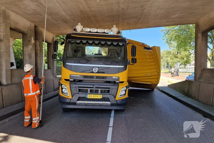 Vrachtwagen in botsing met viaduct