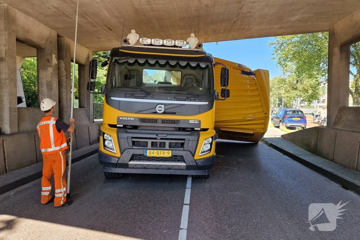 Vrachtwagen in botsing met viaduct