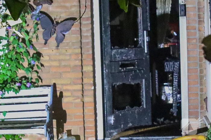 Brand na explosie bij woning
