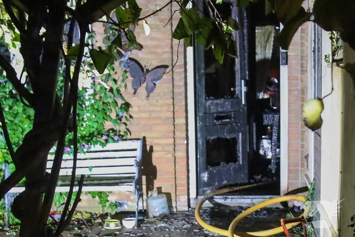 Brand na explosie bij woning