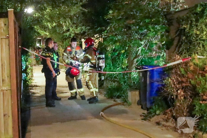 Brand na explosie bij woning